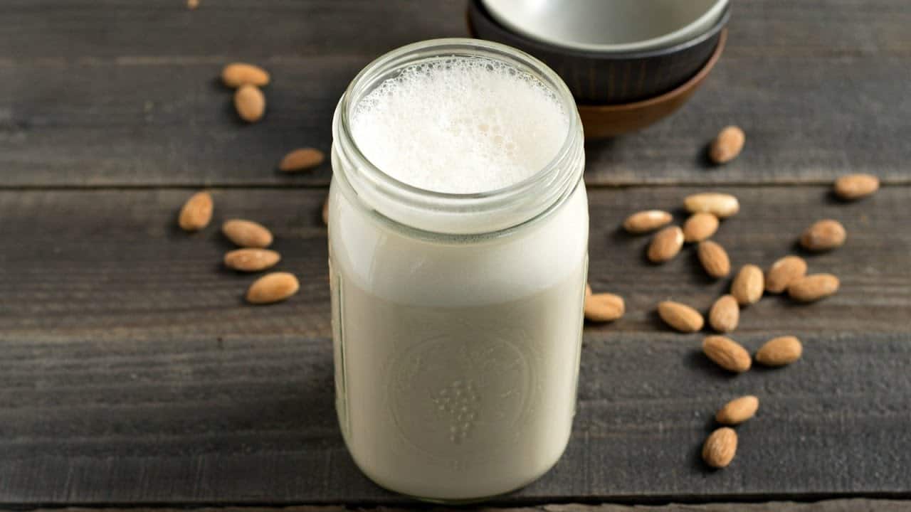 تصویر 2 از شیر بادام بدون قند و افزودنی‌ های شیمیایی